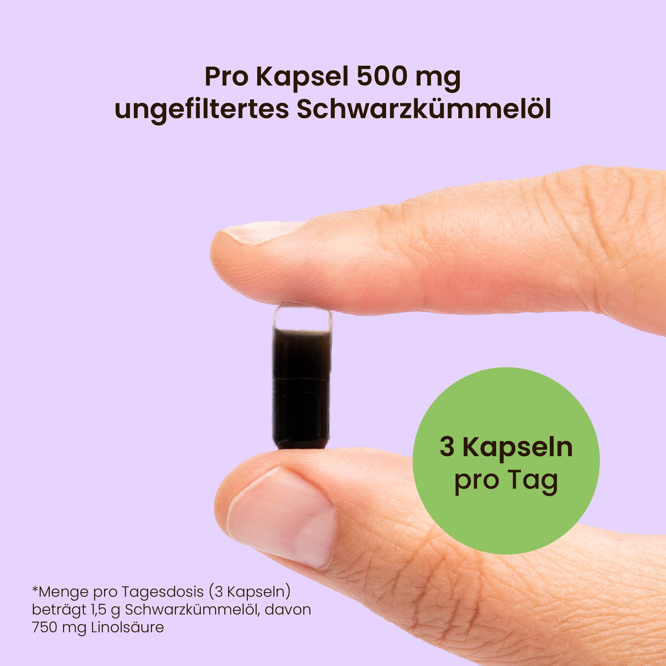 Nahaufnahme einer Hand, die eine Kapsel mit 500 mg ungefiltertem Schwarzkümmelöl von Dr. Hatun hält – empfohlene Tagesdosis: 3 Kapseln – mit Hinweis auf 1,5 g Schwarzkümmelöl pro Tag, davon 750 mg Linolsäure.