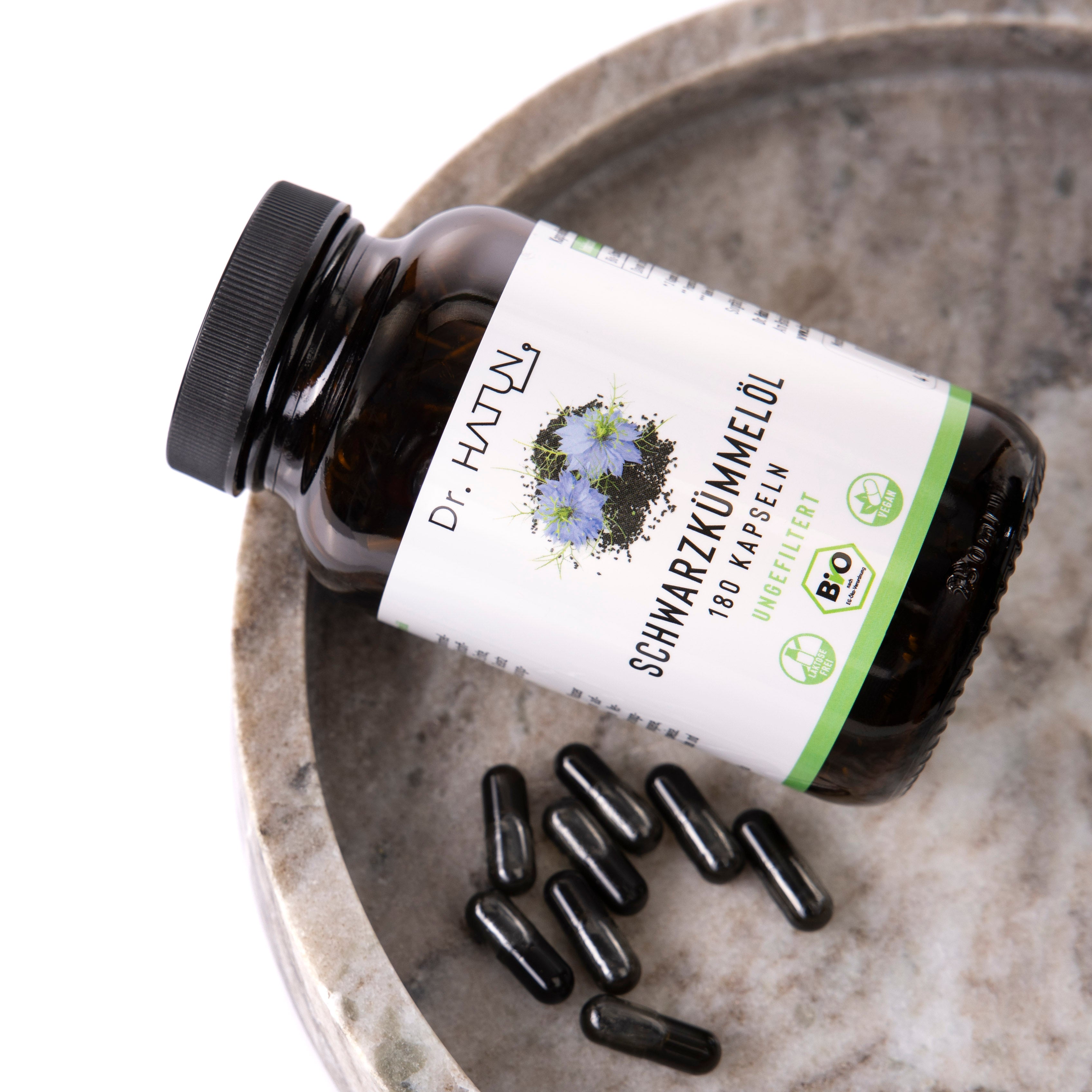 Braune Glasflasche Dr. Hatun Bio Schwarzkümmelöl Kapseln ungefiltert, 180 vegane Kapseln, kaltgepresstes Schwarzkümmelöl, hochwertiges Nahrungsergänzungsmittel

•	100 % reines ägyptisches Schwarzkümmelöl (Nigella sativa)
•	Ungefiltert – mit vollem Spektrum an natürlichen Inhaltsstoffen
•	Hoher Thymochinon-Gehalt: 570 mg / 100 g (Laborgeprüft)
•	Schonend kaltgepresst & mühlenfrisch in Deutschland abgefüllt
•	Bio-zertifiziert nach EU-Öko-Verordnung
•	Ohne Zusatzstoffe, Gelatinefrei & Vegan
•	Ideal dosierbar
